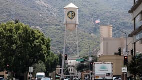 Le logo Warner Bros. sur un château d'eau au Warner Bros. Studio le 12 septembre 2025 à Burbank, en Californie.
