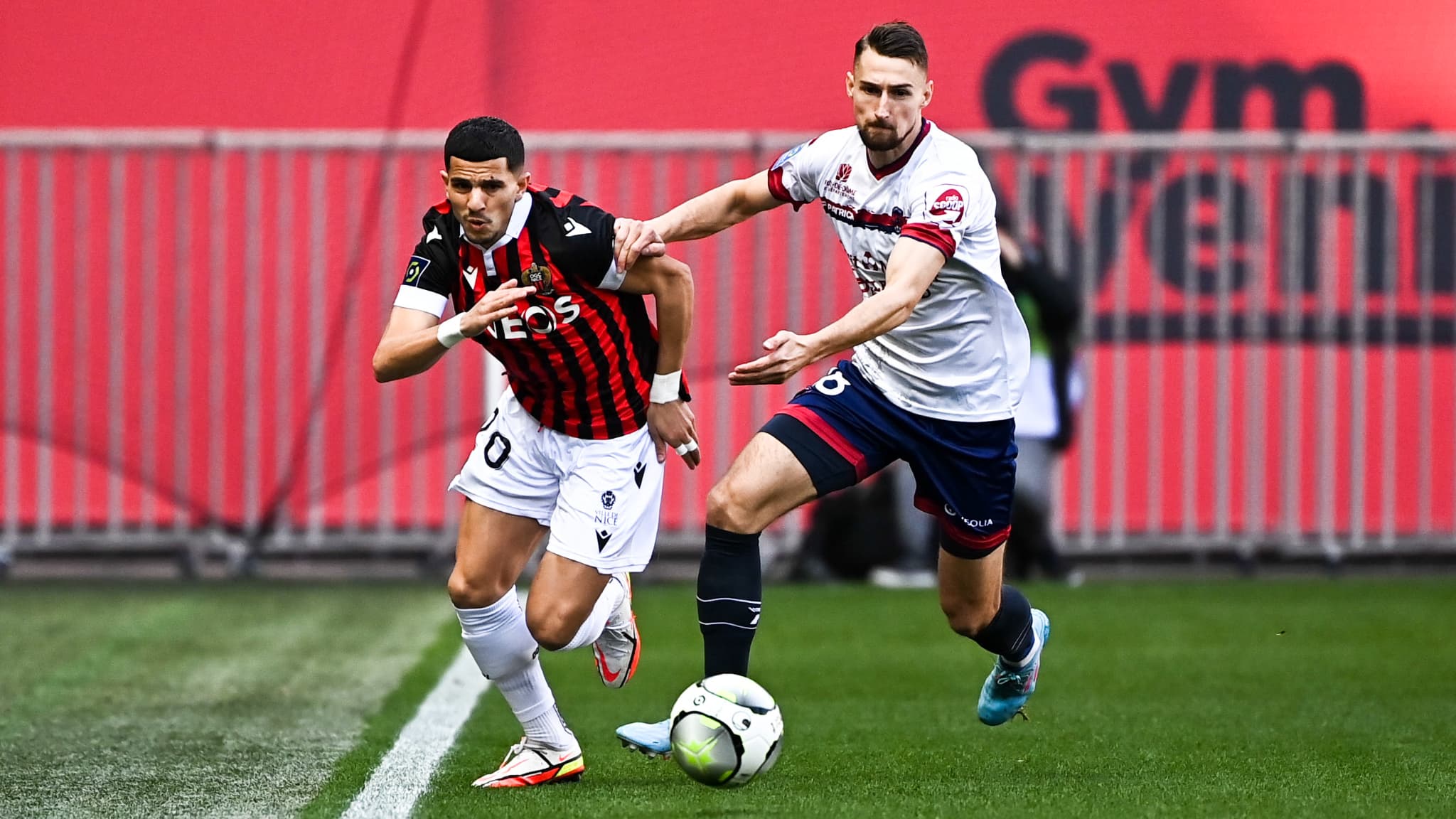 Youcef Atal (à gauche) au duel avec Elbasan Rashani lors de Nice-Clermont en L1, le 6 février 2022 Youcef Atal (à gauche) au duel avec Elbasan Rashani lors de Nice-Clermont en L1, le 6 février 2022