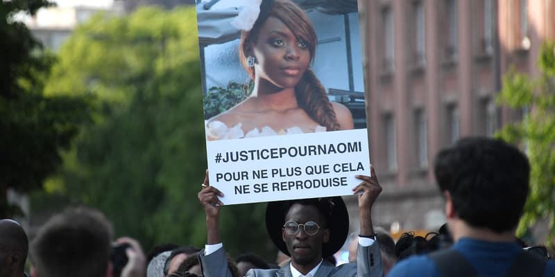 Le frère de Naomi Musenga, Gloire Musenga, brandit une grande photo de sa soeur avec l'inscription "Justice pour Naomi, pour que cela ne se reproduise plus" lors d'une marche silencieuse le 16 mai 2018 à Strasbourg.