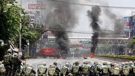 De nouveaux affrontements ont éclaté entre l'armée thaïlandaise et les "chemises rouges" dans le centre de Bangkok. Deux personnes ont été tuées et au moins 18 autres blessées, dont trois journalistes depuis le début des affrontements jeudi soir, selon de
