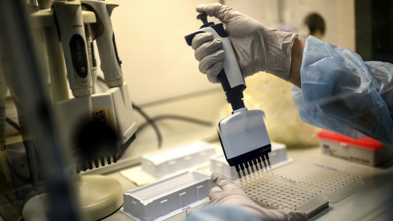 Une technicienne travaille sur le séquençage du génome du Sars-CoV-2 et de ses variants à l'Institut Pasteur, le 21 janvier 2021 à Paris