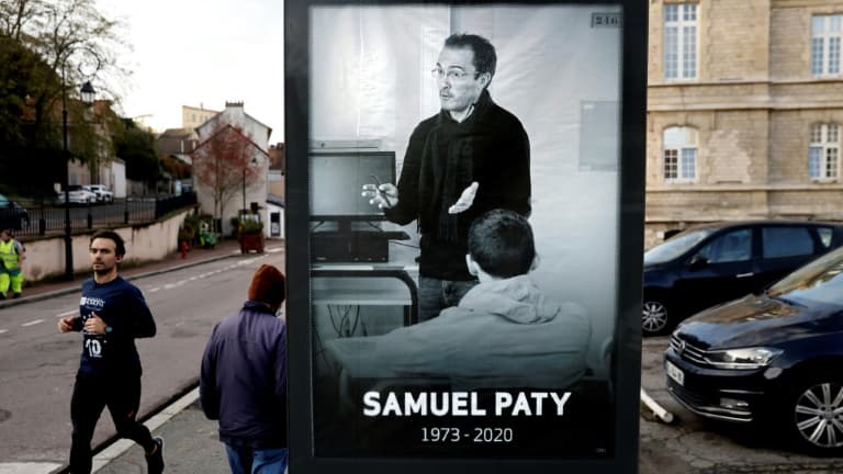 Une affiche à l'effigie du professeur français assassiné Samuel Paty dans une rue de Conflans-Sainte-Honorine (Yvelines), le 3 novembre 2020