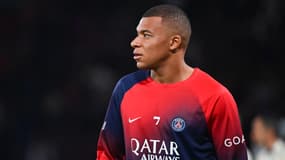 Kylian Mbappé avec la tenue d'entraînement du PSG, septembre 2023