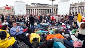 Place Saint-Pierre, à Rome. Six ans après sa disparition, le pape Jean Paul II sera béatifié ce dimanche par son successeur Benoît XVI. /Photo prise le 1er mai 2011/REUTERS/Max Rossi