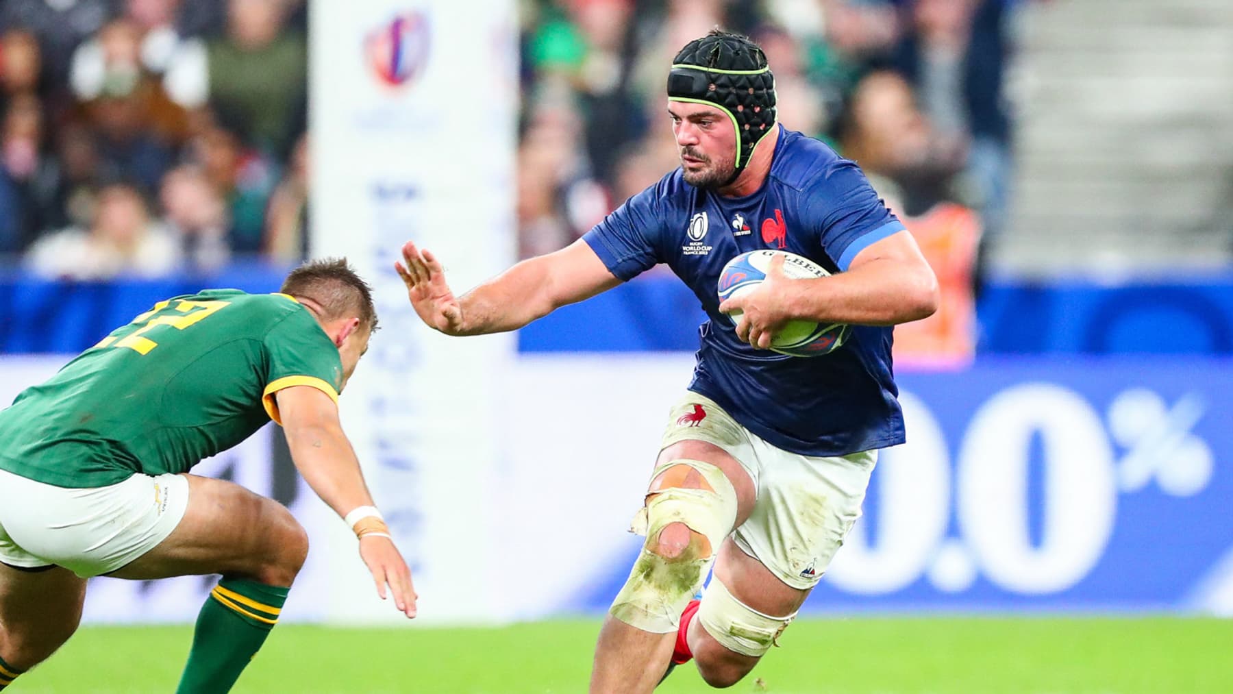 Le Français Grégory Alldritt en train de raffuter Handré Pollard lors de France-Afrique du Sud au Mondial, le 15 octobre 2023