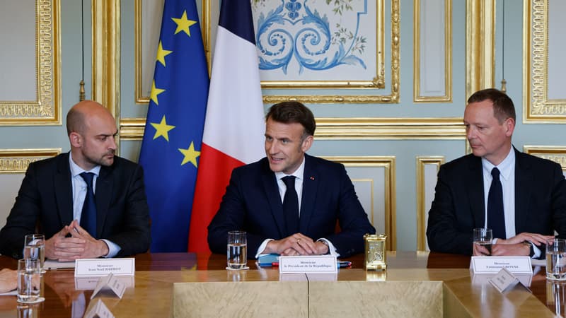 Le président français Emmanuel Macron (au centre) s'exprime aux côtés du ministre français de l'Europe et des Affaires étrangères Jean-Noël Barrot (à gauche) et du conseiller diplomatique du président français Emmanuel Bonne lors d'une réunion diplomatique avec le chef de la présidence ukrainienne, le conseiller à la sécurité nationale du Royaume-Uni, l'envoyé spécial des États-Unis, le secrétaire d'État américain et le conseiller à la sécurité nationale allemand à l'Élysée, à Paris, le 17 avril 2025.