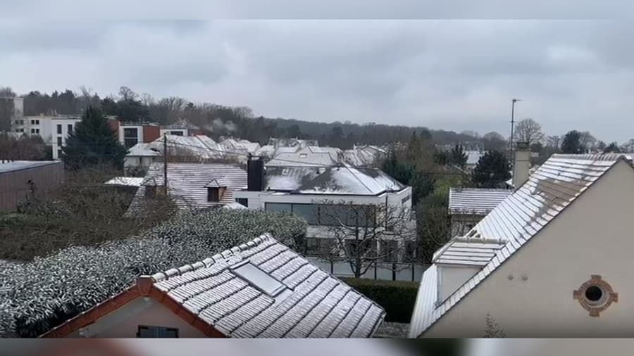La neige a également recouvert les toits de Rueil-Malmaison (Hauts-de-Seine) ce lundi 8 janvier 2024