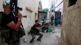 Dans le quartier à dominante sunnite de Bab al Tabbaneh à Tripoli, dans le nord du Liban, mardi. Le bilan des affrontements qui ont opposé sunnites et alaouites dans cette ville libanaise dans la nuit de lundi à mardi s'élève désormais à dix morts et plus
