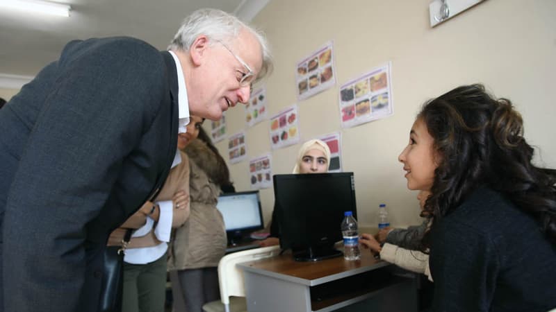 Le chef de la délégation européenne en Turquie, Hansjörg Haber, discutant ici avec une réfugiée syrienne en Turquie, le 14 décembre 2015, a démissionné après avoir tenu des propos ayant vexé Ankara. (Photo d'illustration)