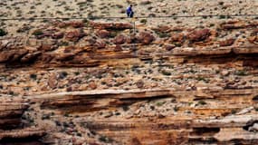 Le funambule américain Nik Wallenda a réussi dans la nuit de dimanche à lundi sa traversée d'une portion du Grand Canyon sur un fil de 5 centimètres de diamètre tendu à 450 mètres d'altitude. /Photo prise le 23 juin 2013/REUTERS/Mike Blake
