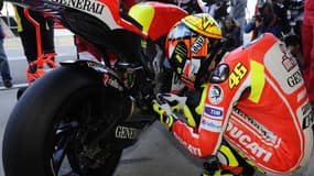 Valentino Rossi étire son cuir avant de grimper sur sa machine