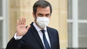 Le ministre de la Santé Olivier Véran à la sortie de l'Elysée, le 12 janvier 2022 à Paris