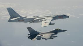 Un chasseur F-16 taïwanais vole près d'un bombardier H-6 chinois près de Taïwan, en février 2020 (image d'illustration)