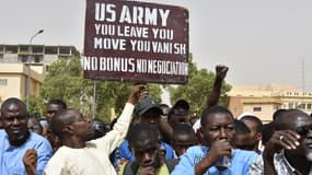 Des manifestants tiennent une pancarte appelant l'armée américaine à quitter le pays, à Niamey, au Niger, le 13 avril 2024