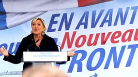 Marine Le Pen prononce un discours le 9 septembre 2017 à Brachay, en Haute-Marne.