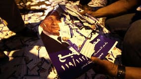 Tracts du candidat Ahmed Chafik près de son siège de campagne au Caire. Des manifestants égyptiens ont mis le feu lundi soir au siège de campagne d'Ahmed Chafik, dernier Premier ministre d'Hosni Moubarak en lice pour le second tour de l'élection président