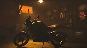 Super Soco publie une vidéo montrant le teaser de sa prochaine moto électrique d'inspiration rétro, la TC Wanderer