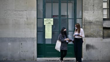Des élèves masquées viennent récupérer leurs notes du baccalauréat au lycée Jean-de-la-Fontaine, à Paris, le 7 juillet 2020 (photo d'illustration)