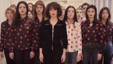 Barbara Pravi dans le clip de "Notes pour trop tard x Le Malamour"