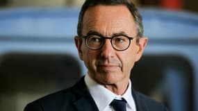 Le ministre français de l'Intérieur Bruno Retailleau lors d'une visite au Chemin du Genetet près de Condecourt, au nord de Paris, le 23 juillet 2025