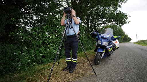 Des gendarmes contrôlent la vitesse d'automobilistes le 1er juin, près de Nantes.