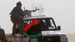 Insurgés libyens sur la ligne de front près de Brega. S'exprimant à l'issue d'un entretien avec un émissaire de l'Onu, le président du Conseil national de transition (CNT) mis sur pied par les rebelles à Benghazi, a proposé de suspendre les opérations mil