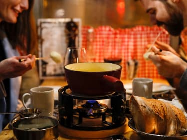 En cette période de crise sanitaire, les Suisses se demandent si manger de la fondue à plusieurs ne serait pas un facteur de transmission du coronavirus.