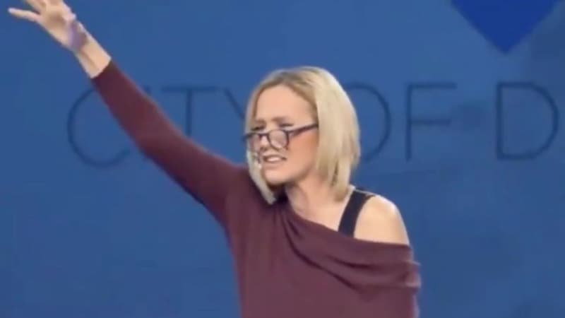 "Victory, victory, victory": sa prière enflammée pour la réélection de Trump a fait le tour du Web, mais qui est Paula White, la pasteure évangéliste qui conseille Donald Trump?