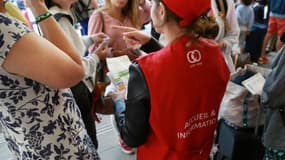 Une conseillère en gare Montparnasse à Paris, le 30 juillet 2017.
