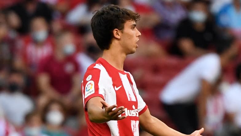Joao Felix contestant le carton jaune dont il écope pour son geste sur Vencedor