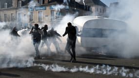 Jets de gaz lacrymogène dans le centre-ville du Mans contre des manifestants de la communauté des forains, lundi 25 mars.