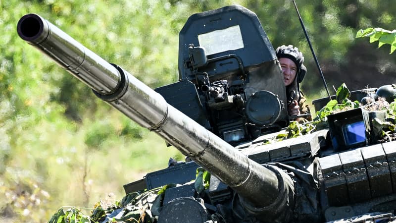 Un soldat russe dans un tank russe à Ioujno-Sakhalinsk, en Russie, le 4 septembre 2022