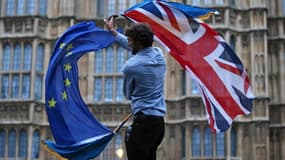 Un homme agitant un drapeau européen et britannique devant les chambres du Parlement - JUSTIN TALLIS / AFP