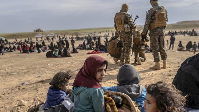 Des enfants entourés des Forces armées kurdes à Baghouz, en Syrie, le 5 mars 2019