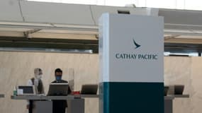 Un comptoir de Cathay Pacific à l'aéroport de Hong Kong, le 20 novembre 2021