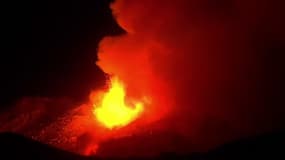 Les images d'une nouvelle éruption de l'Etna en Sicile et d'impressionnantes fontaines de lave