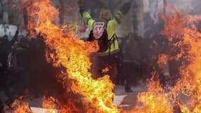 Un gilets jaunes sur l'avenue des Champs-Élysées