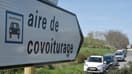 Un panneau indique une aire de covoiturage près de Toulouse le 5 avril 2018. (photo d'illustration)
