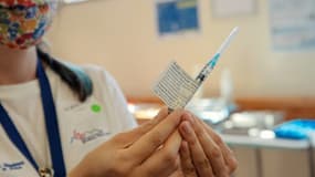 Une infirmière prépare une dose du vaccin Johnson & Johnson