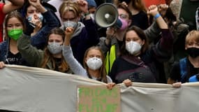 La militante écologiste suédoise Greta Thunberg (c) et l'Allemande Luisa Neubauer (c-g) lors d'une marche "Fridays for Future", le 24 septembre 2021 à Berlin