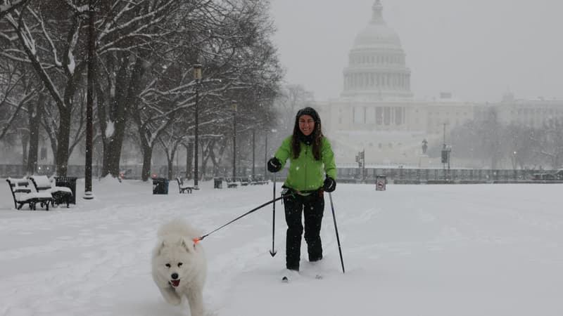 Jusqu'à 61cm de neige: les images de la tempête hivernale qui frappe l'est des États-Unis