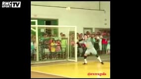 Encore un but hallucinant de Falcao en futsal