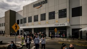 Des salariés devant l'entrepôt d'Amazon JFK8, dans le quartier de Staten Island à New York, le premeir jour du vote le 25 mars