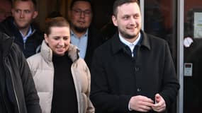 La Première ministre danoise Mette Frederiksen et le Premier ministre groenlandais Jens-Frederik Nielsen quittent les lieux après une réunion à Nuuk, au Groenland, le 23 janvier 2026.