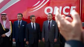 Nicolas Sarkozy, ici aux côtés du roi Mohammed VI (à droite) et d'autres dirigeants, a donné jeudi le coup d'envoi des travaux du futur TGV marocain, le premier du continent africain et du monde arabe, dans un pays que la France entend accompagner sur la