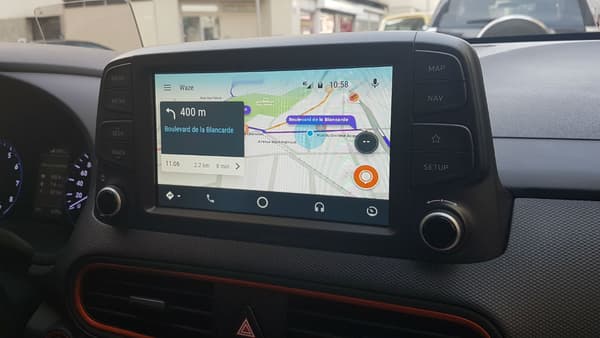 La tablette 8 pouces est réactive et comprend la compatibilité Carplay et Android Auto (ici avec Waze à l'écran).