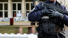 Un policier en faction devant le collège-lycée Gambetta à Arras, dans le Pas-de-Calais, évacué après une alerte à la bombe, le 16 octobre 2023