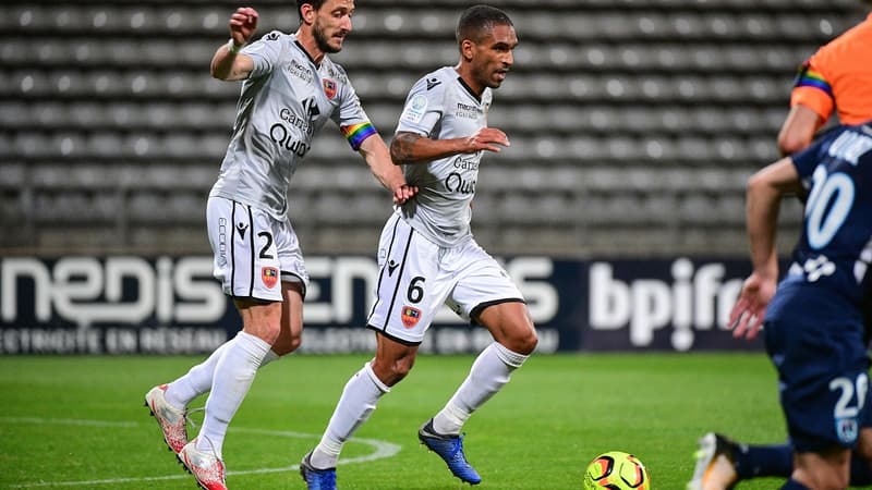 Les Gaziers Joris Marveaux (avec le ballon) et Jean-Baptiste Pierazzi.