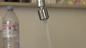 De l'eau coulant depuis un robinet dans un logement de Huningue (Haut-Rhin), en juillet 2025.
