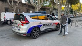 Illustration - Une voiture de police patrouille à proximité du collège Stéphane Mallarmé dans le 13e arrondissement de Marseille.